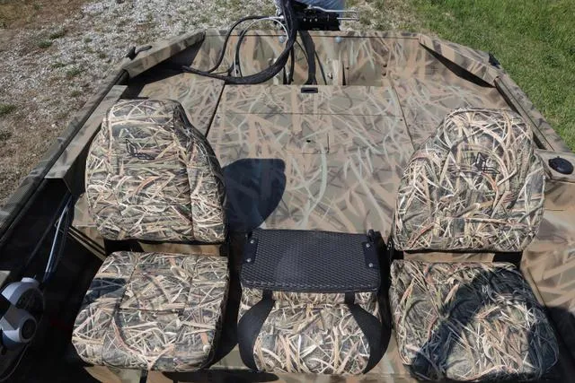 Slide: The Image of Lowe Roughneck 1860 SC Jet 2025 - 5