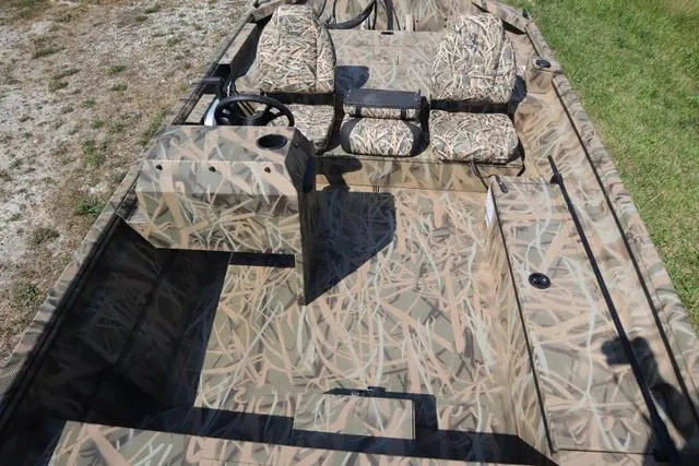 Slide: The Image of Lowe Roughneck 1860 SC Jet 2025 - 6