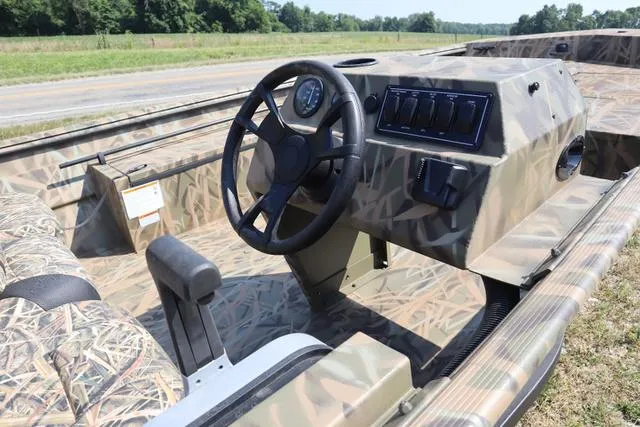 Slide: The Image of Lowe Roughneck 1860 SC Jet 2025 - 7