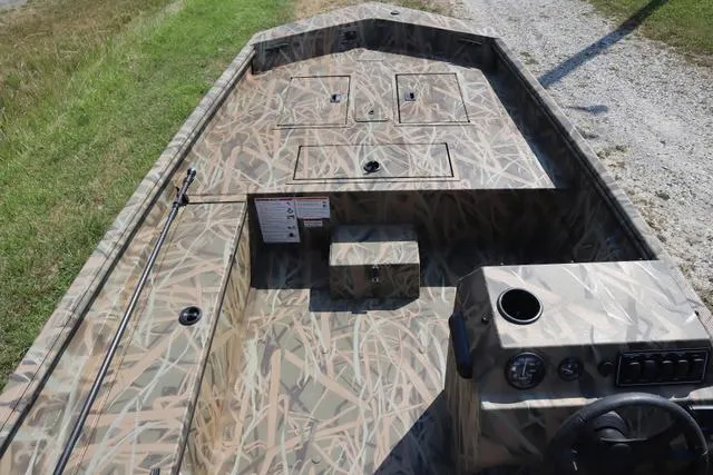 Slide: The Image of Lowe Roughneck 1860 SC Jet 2025 - 8