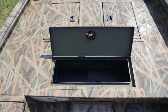 Slide: The Image of Lowe Roughneck 1860 SC Jet 2025 - 9