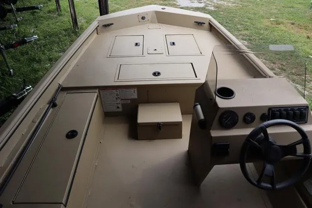 Slide: The Image of Lowe 1760 Roughneck Sc 2025 - 4