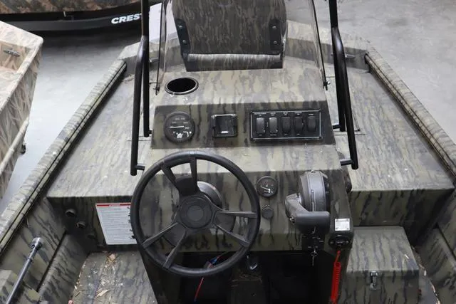 Slide: The Image of Lowe Roughneck 1760 Pathfinder 2025 - 3