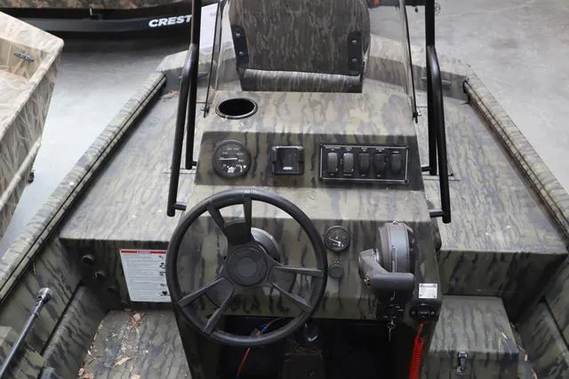 Slide: The Image of Lowe Roughneck 1760 Pathfinder 2025 - 4