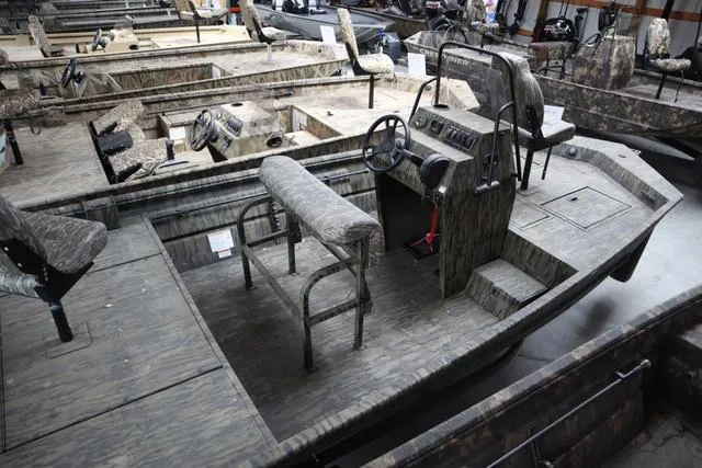 Slide: The Image of Lowe Roughneck 1760 Pathfinder 2025 - 5