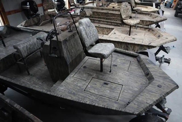 Slide: The Image of Lowe Roughneck 1760 Pathfinder 2025 - 6