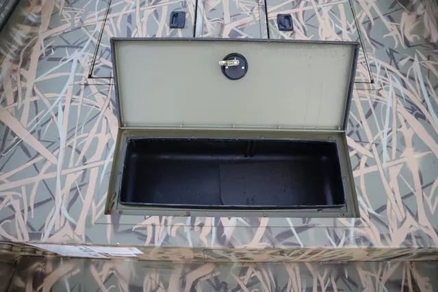 Slide: The Image of Lowe Roughneck 1860 Tiller 2025 - 7