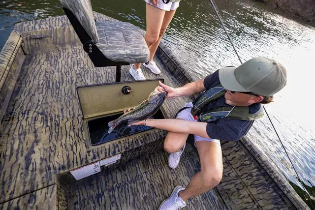 Slide: The Image of Lowe Roughneck 1860 Rambler Jet 2025 - 3