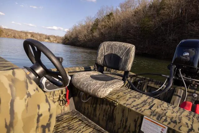 Slide: The Image of Lowe Roughneck 1860 Rambler Jet 2025 - 5