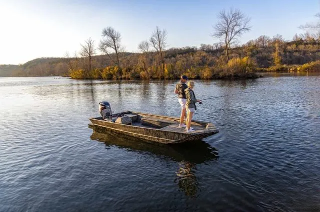 Slide: The Image of Lowe Roughneck 1860 Rambler Jet 2025 - 7