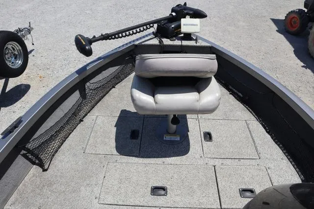 Slide: The Image of 2008 Crestliner 1600 FISH HAWK SC boat interior with swivel seat and trolling motor. - 6