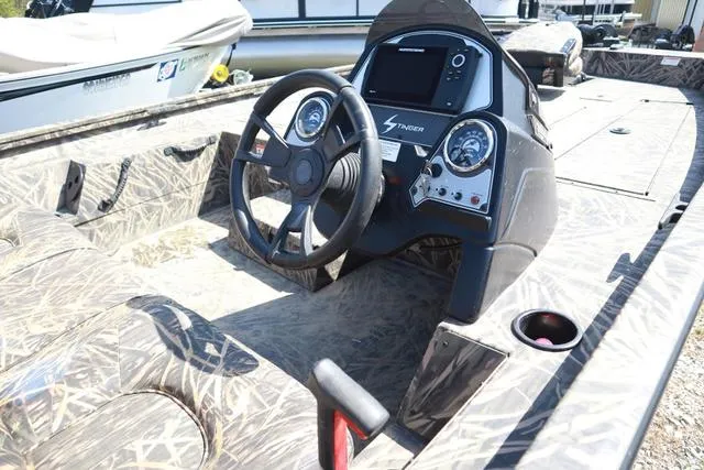 Slide: The Image of Lowe Stinger 195 Poly Camo 2021 - 4