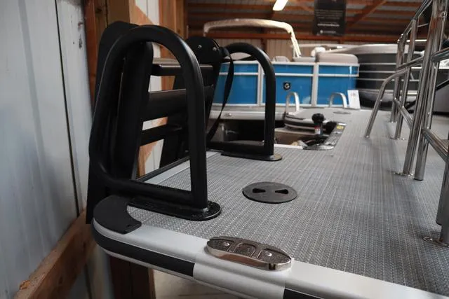 Slide: The Image of Bentley Pontoons Elite 223 Swingback DC Triple Tube Pkg 2025 - 11