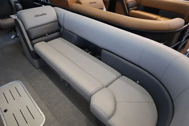 Slide: The Image of Bentley Pontoons Elite 253 Swingback DC Triple Tube Pkg 2025 - 34