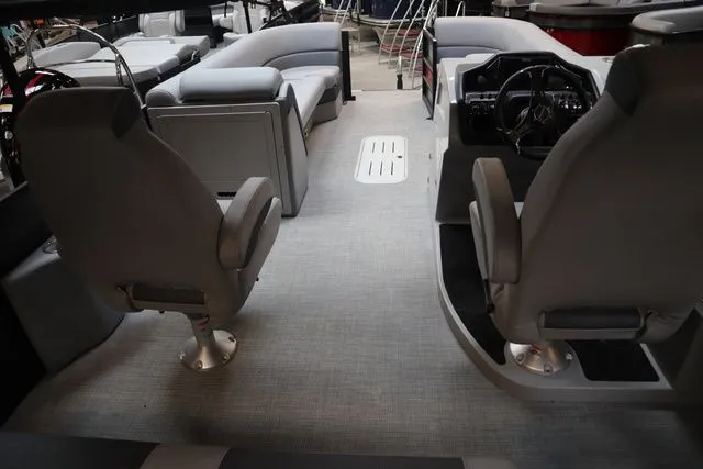 Slide: The Image of Bentley Pontoons Elite 253 Swingback DC Triple Tube Pkg 2025 - 43