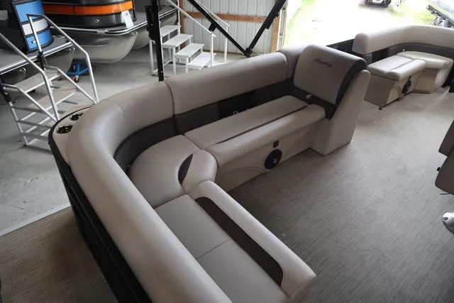 Slide: The Image of Bentley Pontoons Legacy 200 Cruise XL 2025 - 10