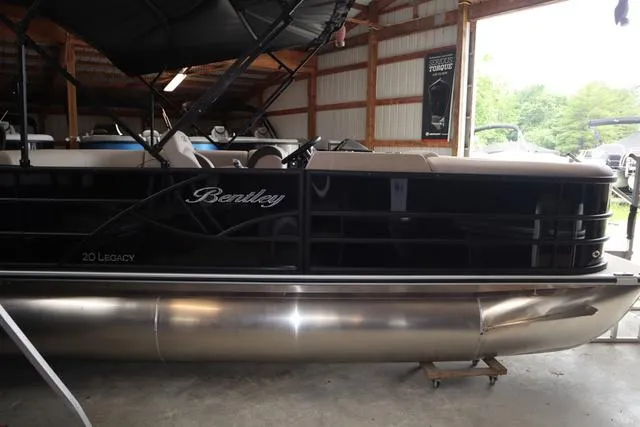 Slide: The Image of Bentley Pontoons Legacy 200 Cruise XL 2025 - 16