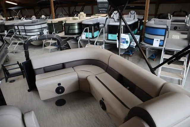 Slide: The Image of Bentley Pontoons Legacy 200 Cruise XL 2025 - 9