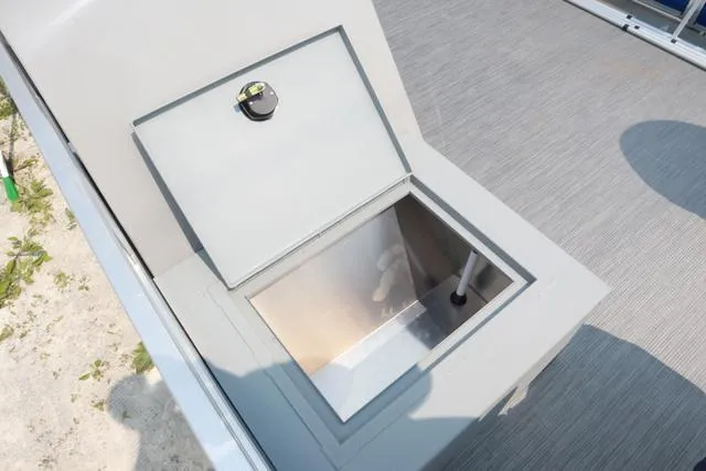 Slide: The Image of Lowe Ultra Fish 182 2023 - 12