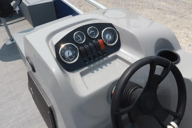 Slide: The Image of Lowe Ultra Fish 182 2023 - 15