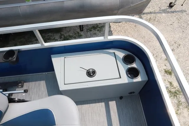 Slide: The Image of Lowe Ultra Fish 182 2023 - 9