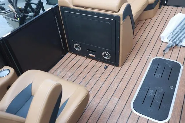 Slide: The Image of Bentley Pontoons Elite 223 Admiral Triple Tube Pkg 2025 - 18