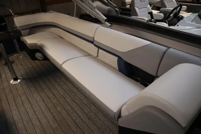 Slide: The Image of Lowe SF 232 WT 2023 - 8