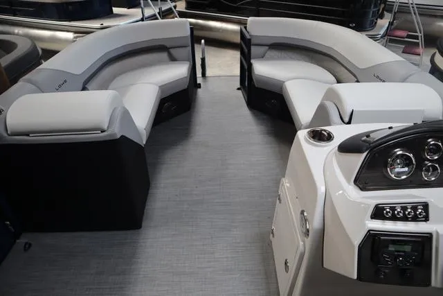 Slide: The Image of Lowe SS 210 WT 2025 - 10