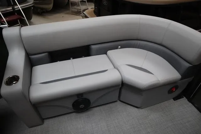 Slide: The Image of Bentley Pontoons Legacy 200 Navigator 2025 - 10