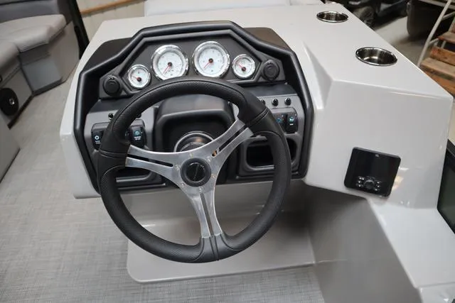 Slide: The Image of Bentley Pontoons Legacy 200 Navigator 2025 - 15