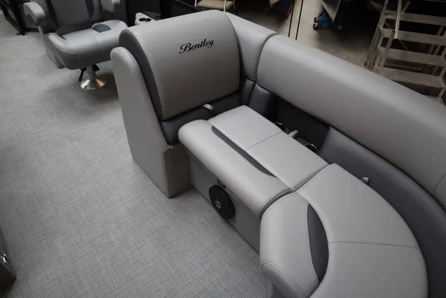 Slide: The Image of Bentley Pontoons Legacy 200 Navigator 2025 - 18
