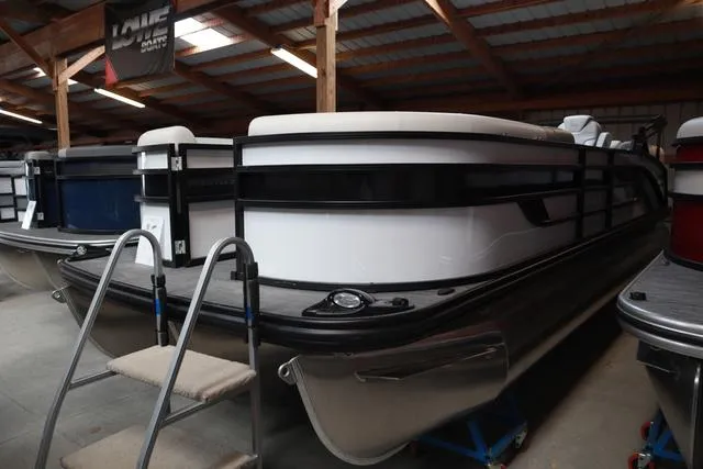 The Image of Lowe SS 230 WT 2025 - 1