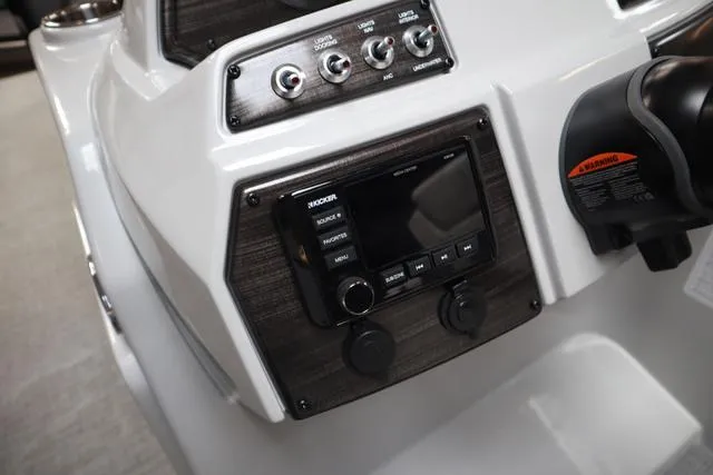 Slide: The Image of Lowe SS 230 WT 2025 - 10