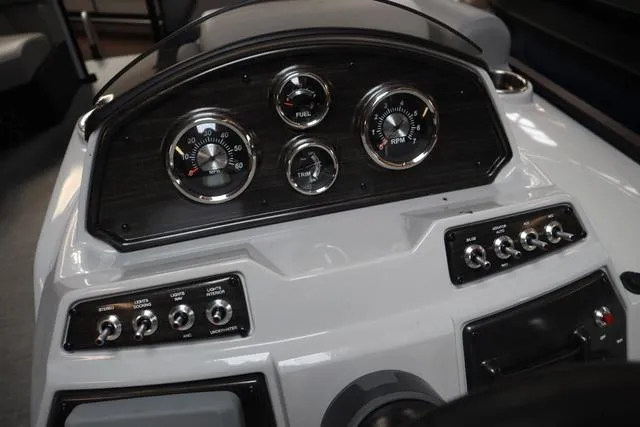 Slide: The Image of Lowe SS 230 WT 2025 - 9