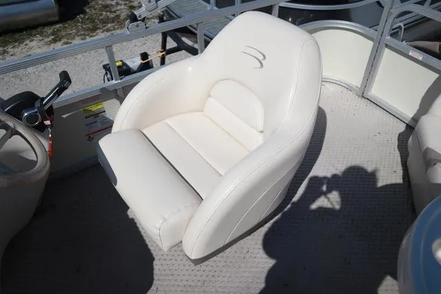 Slide: The Image of White captain's chair on 2006 Bennington GL 2050 boat deck. - 5
