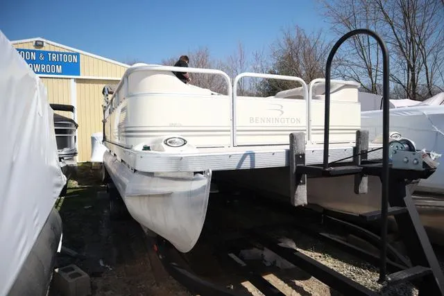 Slide: The Image of 2006 Bennington GL 2050 pontoon boat in showroom, side view. - 6