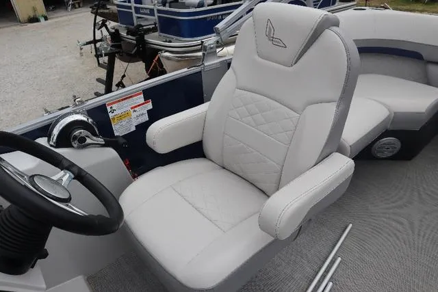 Slide: The Image of Lowe SS 210 WT 2022 - 8