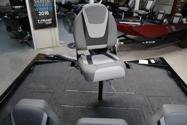 Slide: The Image of Lowe Stinger 195 C 2025 - 5