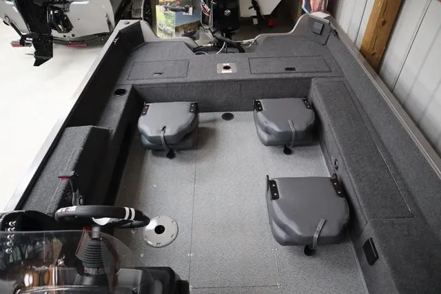 Slide: The Image of Lowe Fishing Machine 1675SC 2025 - 9