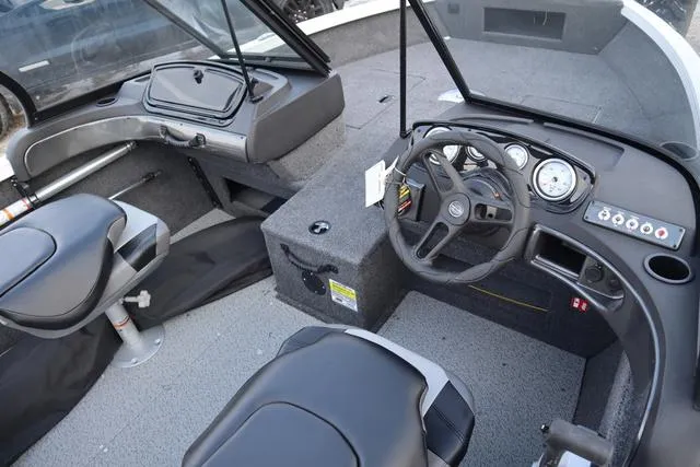 Slide: The Image of Crestliner 1750 Hawk 2025 - 4