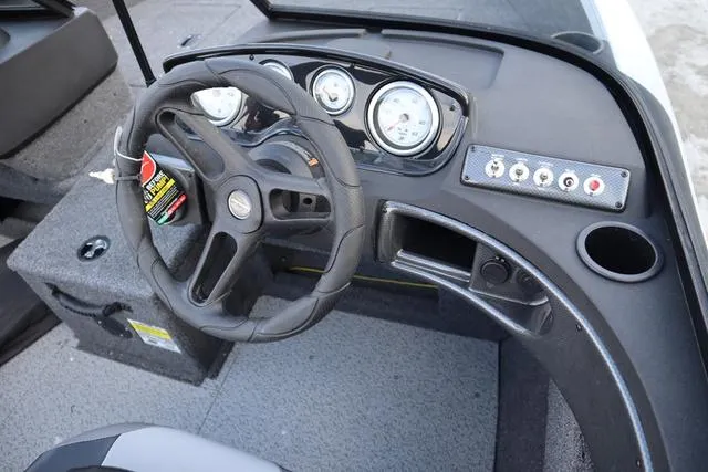 Slide: The Image of Crestliner 1750 Hawk 2025 - 9