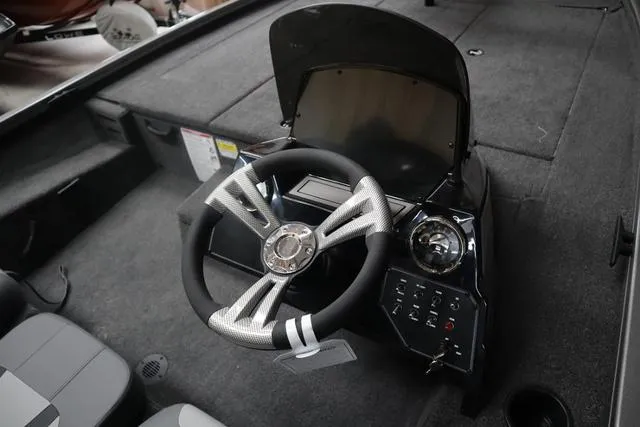 Slide: The Image of Lowe Stinger 195 B 2025 - 3