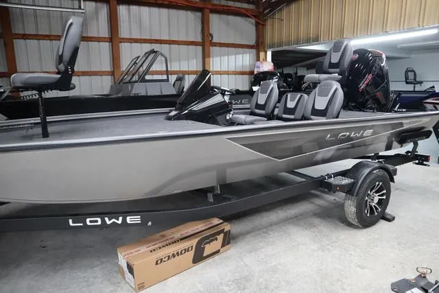 Slide: The Image of Lowe Stinger 195 B 2025 - 4