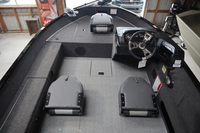 Slide: The Image of Lowe Fishing Machine 1675SC 2025 - 4