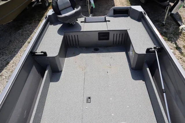 Slide: The Image of Crestliner 1650 Discovery Tiller 2025 - 5