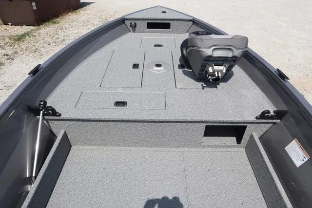 Slide: The Image of Crestliner 1650 Discovery Tiller 2025 - 7