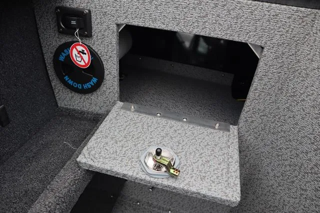 Slide: The Image of Crestliner 1850 Commander 2025 - 10