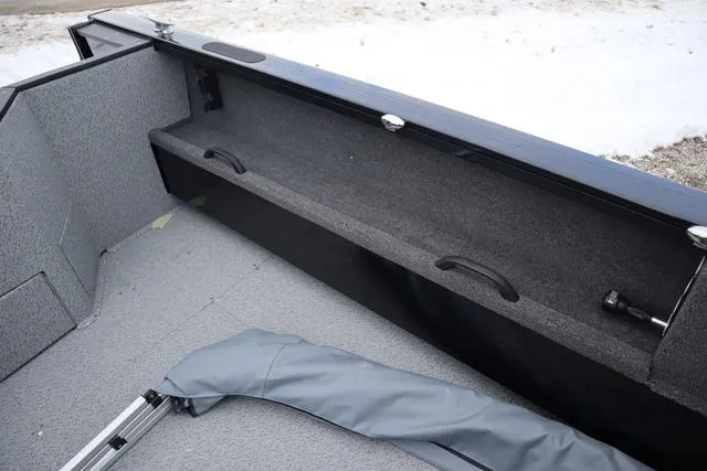 Slide: The Image of Crestliner 1850 Commander 2025 - 14