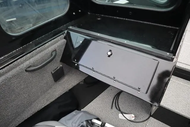 Slide: The Image of Crestliner 1850 Commander 2025 - 15