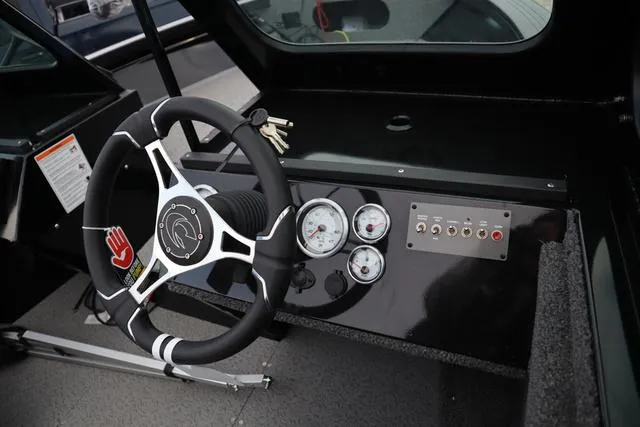 Slide: The Image of Crestliner 1850 Commander 2025 - 16